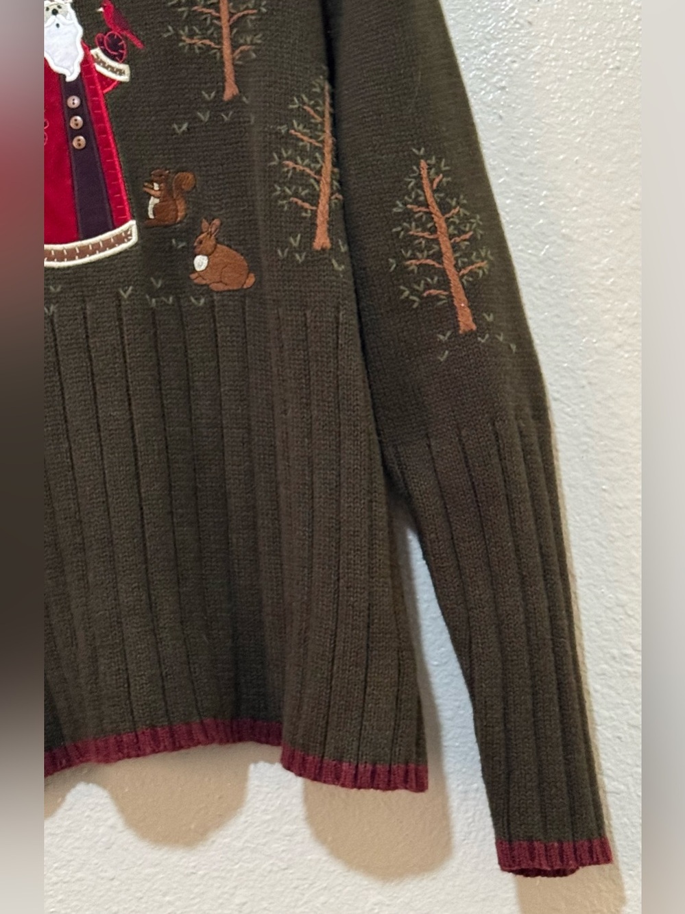 W Sz. Med Green Holiday Christmas Crew Sweater Santa Woodland Hand Embroidered - Picture 5 of 15